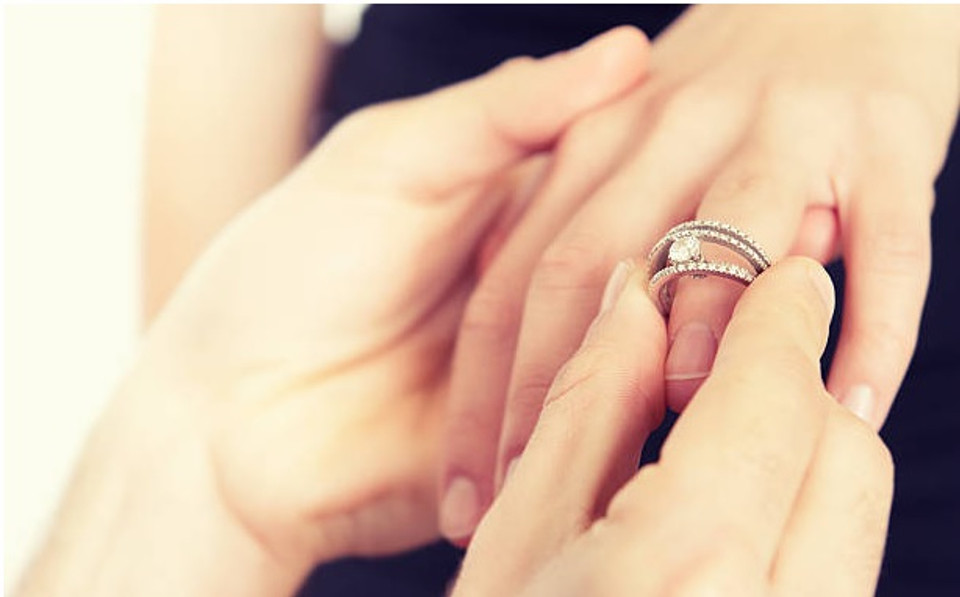 Why Women's White Gold Wedding Bands are a Popular Choice